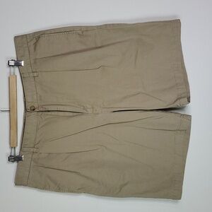 IZOD tan 40" waist shorts